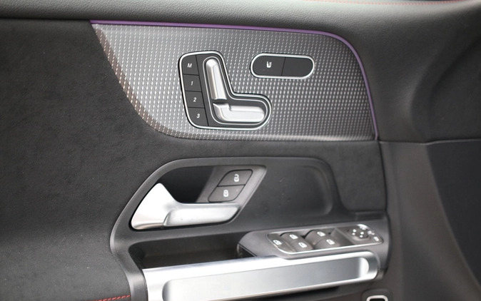 Mercedes-Benz EQB cena 252022 przebieg: 5, rok produkcji 2023 z Ćmielów małe 232